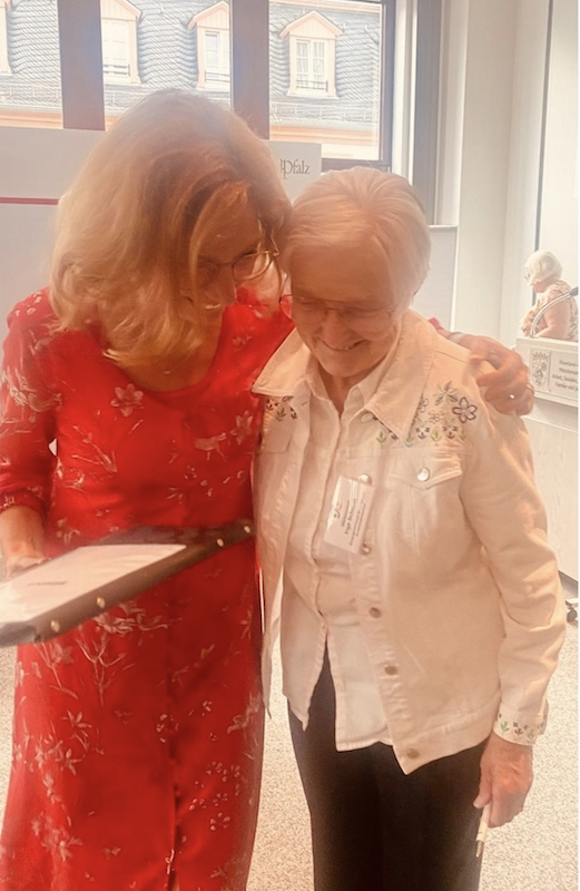 Frau Sabine Bätzing-Lichtenthäler mit Frau Inge Schmidt